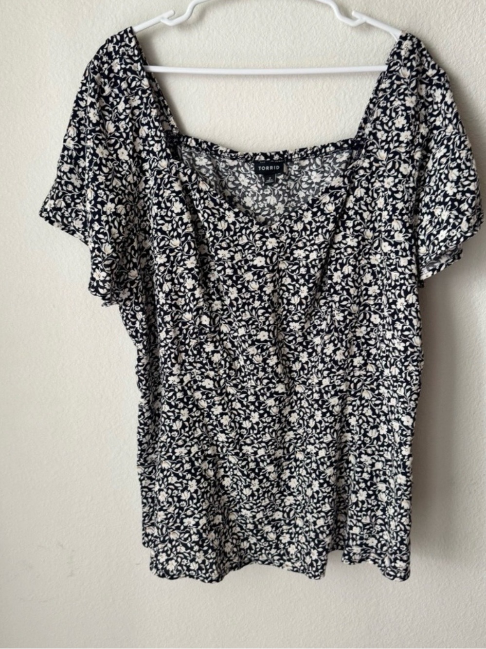 Torrid Navy Blue Floral V-Neck Flutter Short Sleeve Blouse Plus Size 2 2X
